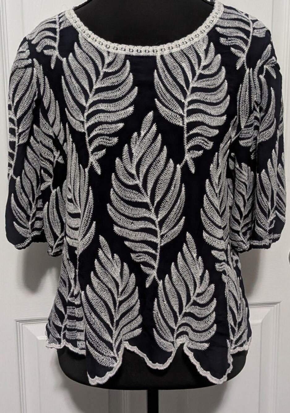 Solitaire Navy & White Embroidered Leaf Puff Sleeve Blouse Scalloped Hem Large
